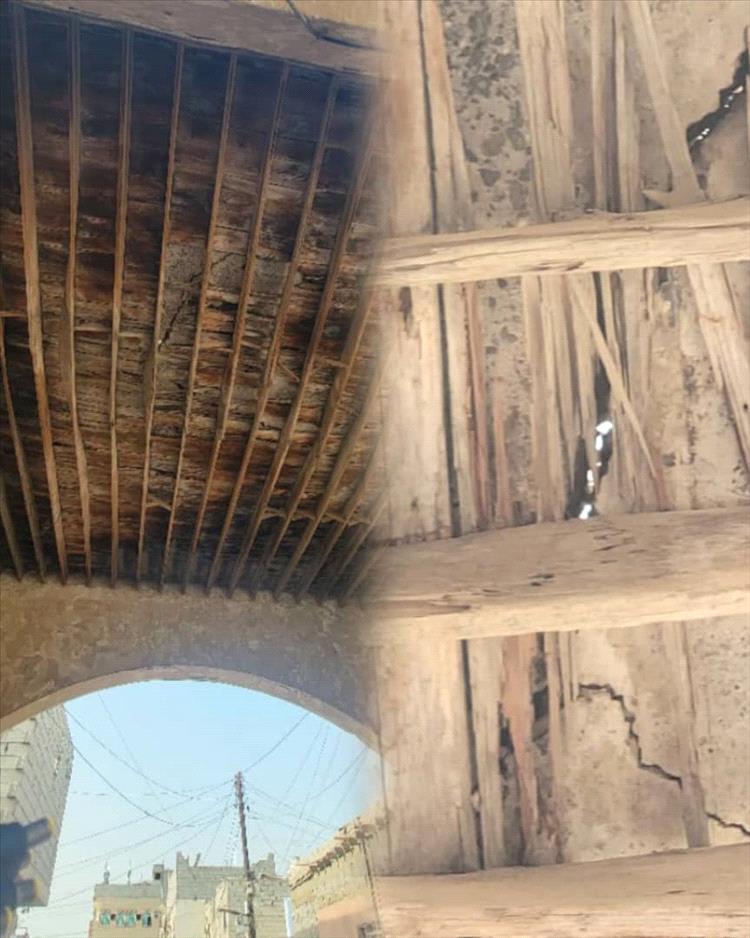 سقف البوابة التاريخية بحي عبدالقوي بالشيخ عثمان معرض للسقوط ويهدد حياة المواطنين