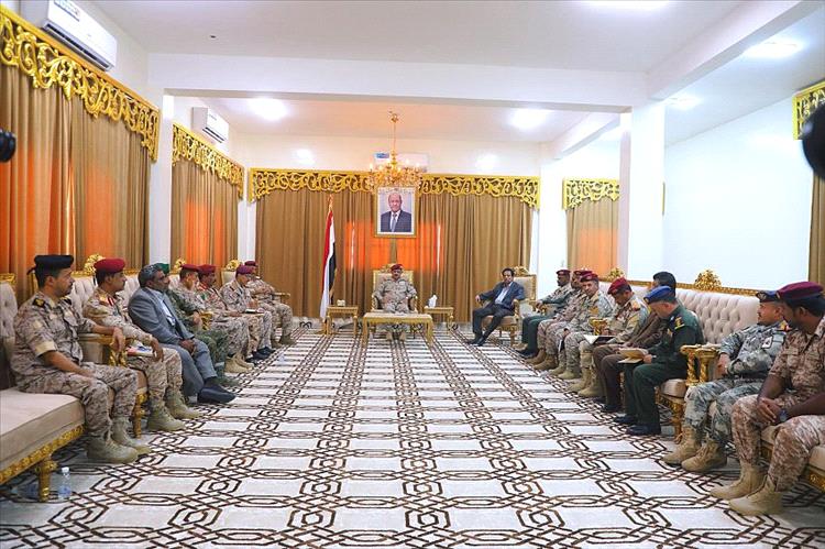 وزير الدفاع يشيد بجهود الاجهزة الأمنية والعسكرية بمحافظة المهرة