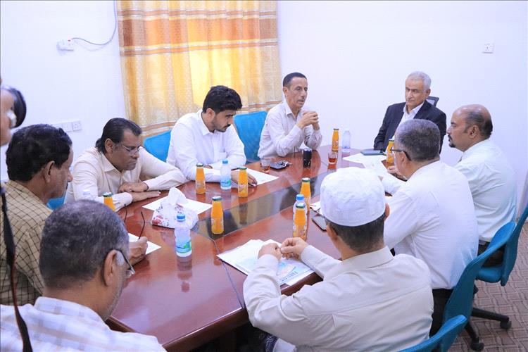نيابة سيئون ومكتب وزارة الصحة يغلقون عدد من المنشآت الطبية والصيدلانية بمدينة سيئون