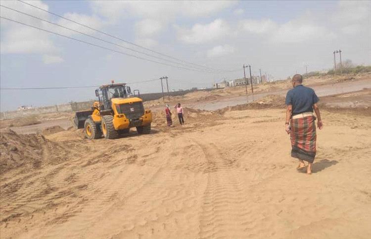 مدير مياه عدن يتفقد أعمال إصلاح الخط الرئيسي المتضرر من السيول