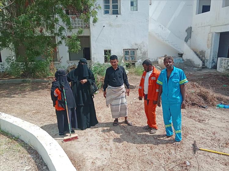مؤسسة العُلا التنموية بأبين تنفذ حملة نظافة في ديوان المحافظة القديم بالتنسيق مع صندوق النظافة والتحسين