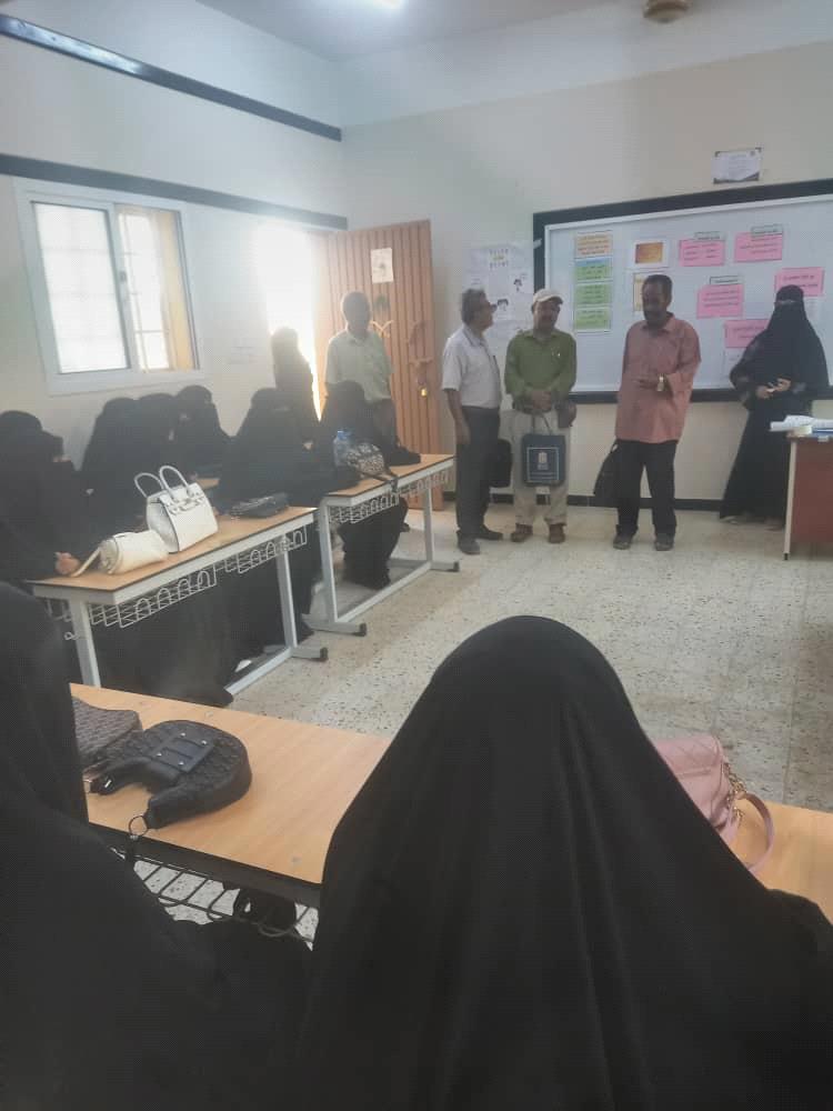القائم بأعمال مدير مكتب التربية خنفر يدشن الورشة التدريبية لمعلمات مجمع مبلغ التربوي