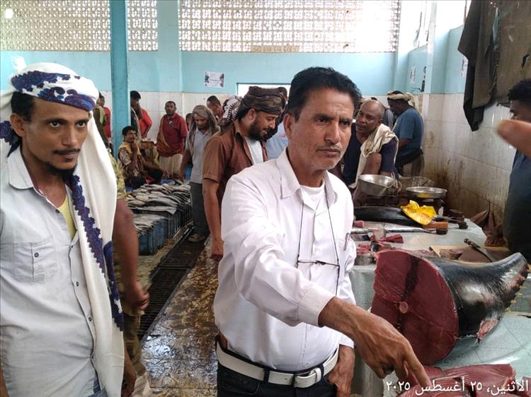 مدير المصائد بأبين يتفقد سوق زنجبار ويؤكد: وفرة الباغة ساهمت في كسر احتكار الأسعار