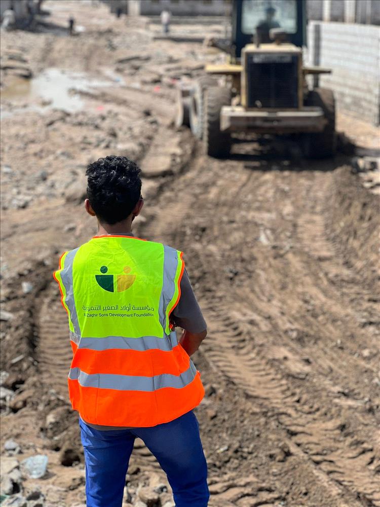 مؤسسة أولاد الصغير التنموية تواصل جهودها في فتح الطرقات ومساندة الأسر المتضررة بعدن