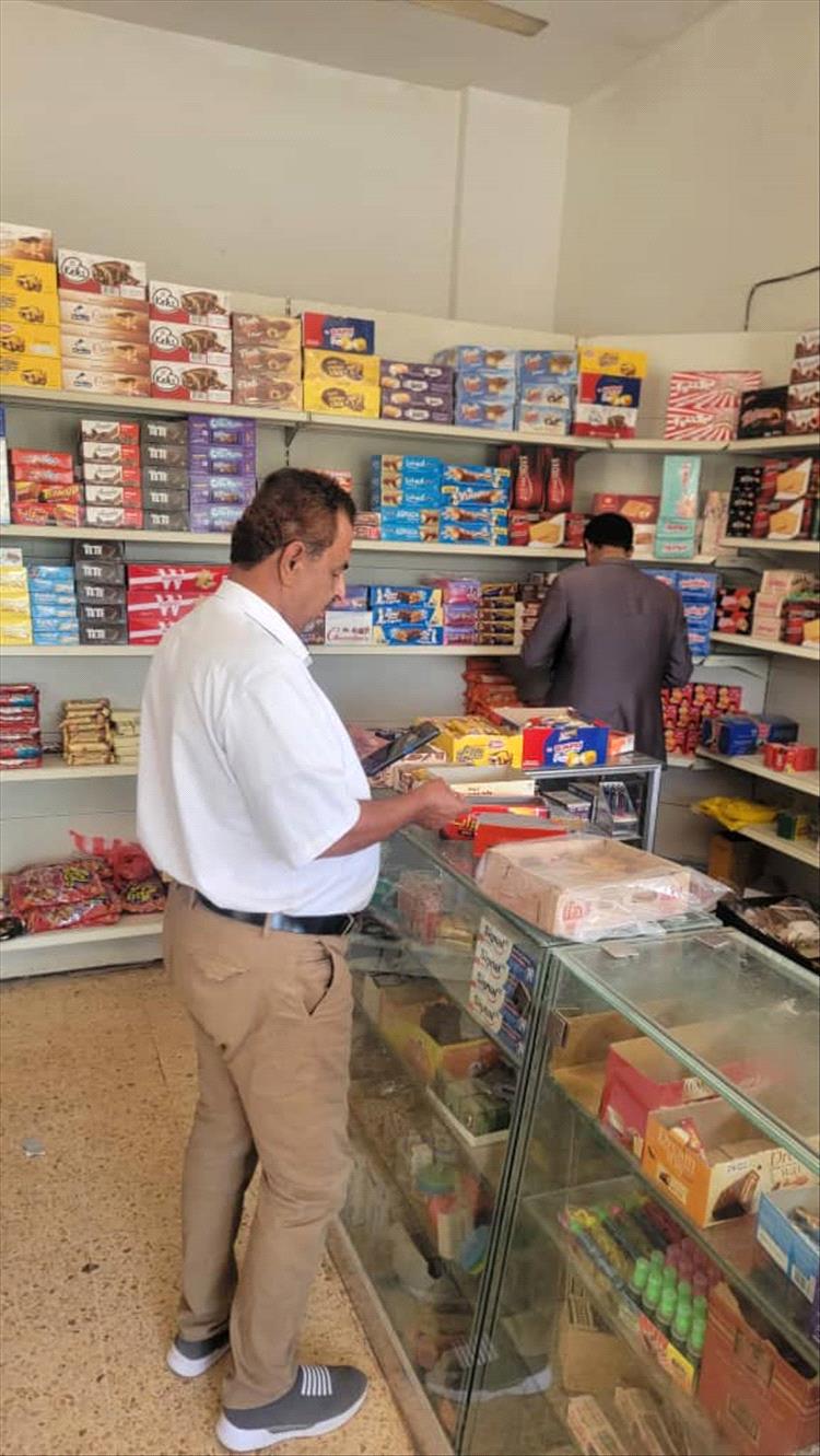 حملة رقابية لمكتب الصناعة والتجارة بشبوة على المطاعم والبقالات لضبط الأسعار