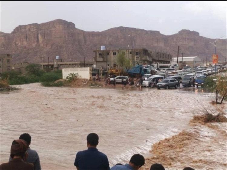 شبوة.. أمطار غزيرة وسيول مستمرة وتحذيرات عاجلة للمواطنين