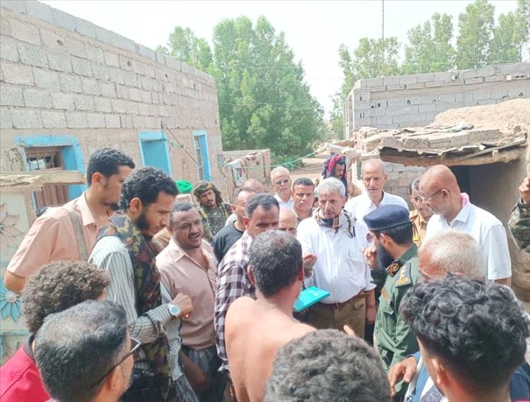 محافظ لحج يتفقد أوضاع المواطنين المتضررين من السيول بدار المناصرة في تُبَن