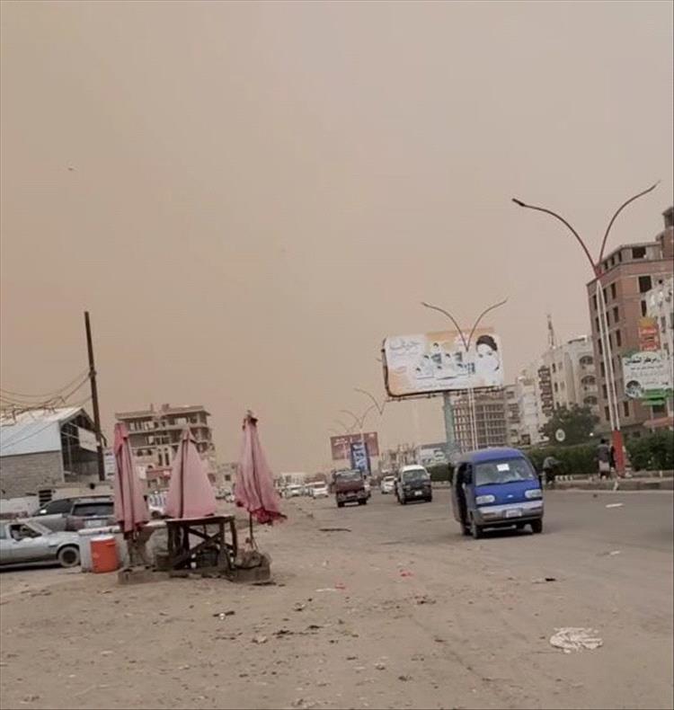 موجة غبار تجتاح عدن