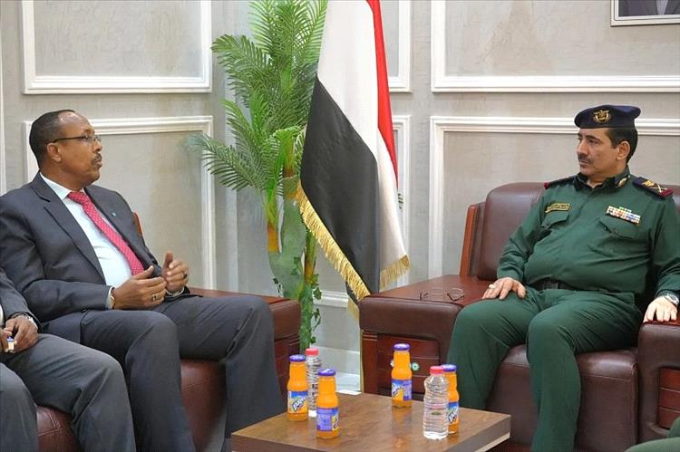 وزير الداخلية يبحث مع السفير الصومالي تعزيز التعاون الأمني