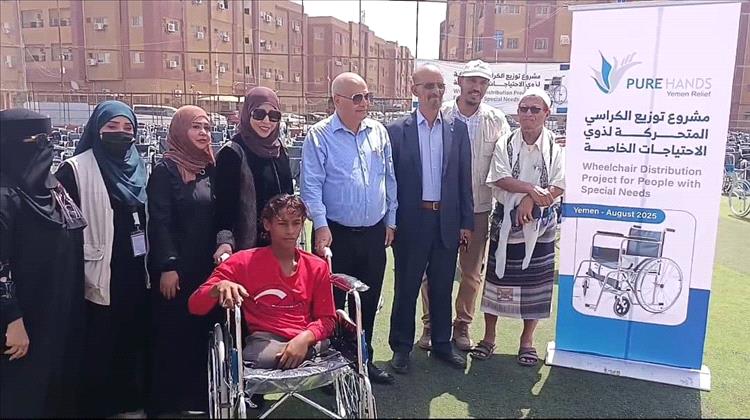 مدير صحة عدن يدشن مشروع توزيع الكراسي المتحركة لذوي الاحتياجات الخاصة لعدد 390 كرسيًا لـ 7 محافظات