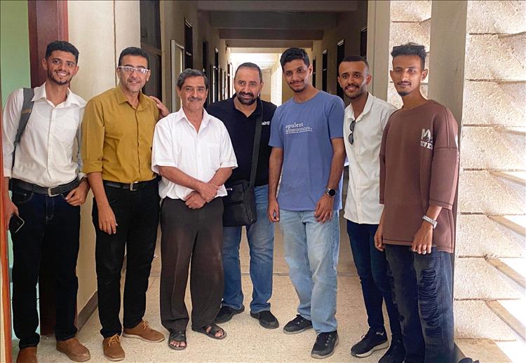 🎓 تهنئة بمناسبة مناقشة مشروع التخرج لنيل شهادة البكالوريوس في قسم تكنولوجيا المعلومات 🎓