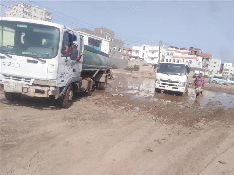 صندوق النظافة عدن يواصل حملة شفط مياه الأمطار