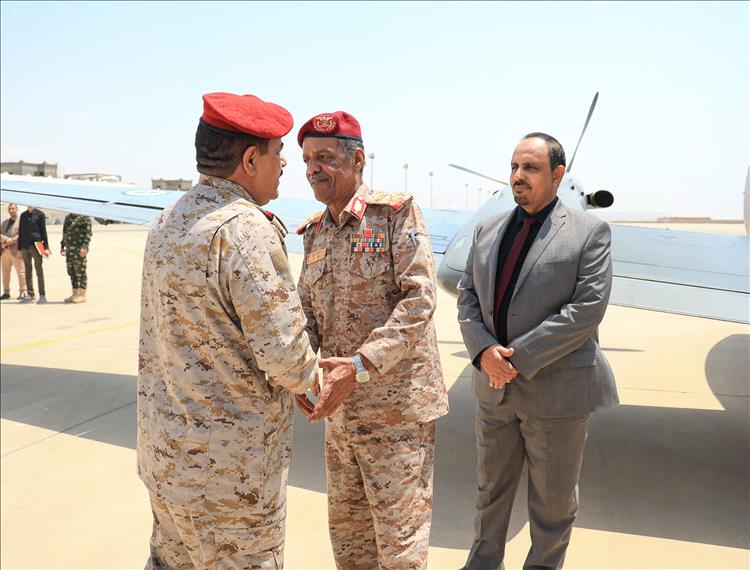وزير الدفاع يغادر المكلا بعد زيارة ناجحة اطلع خلالها على جاهزية قوات المنطقة العسكرية الثانية