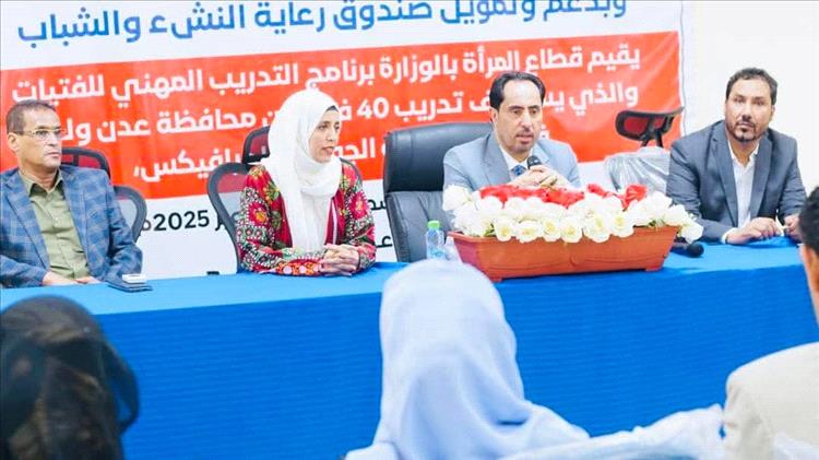 وزير الشباب والرياضة يفتتح دورتي "صيانة الجوال والجرافيكس" للفتيات
