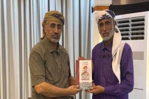 الشيخ علي السليماني يهدي اللواء الزبيدي نسخة من كتاب سيرة وتضحيات شقيقه الشهيد القائد أحمد محسن السليماني