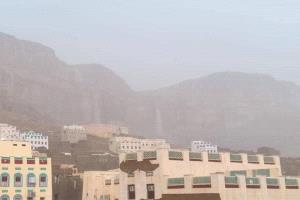 انقطاع الطريق بين وادي وساحل حضرموت جراء سيول وادي العين وسط تحذيرات من عواصف ماطرة