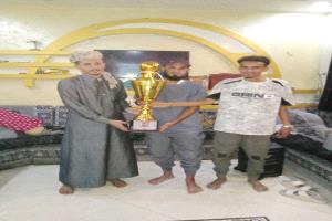 الشعلة تهدي كأس الذكرى الثانية لاستشهاد البطل عبداللطيف السيد إلى القائد عبدالرحمن الشنيني