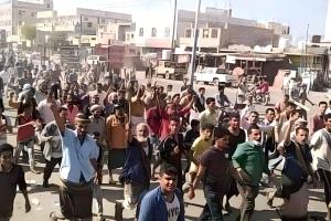 غضب في لحج.. احتجاجات تتصاعد رفضًا لتدهور المعيشة وانهيار الخدمات