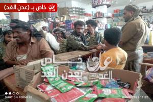المدير العام لمديرية أحور ينفذ نزولًا ميدانياً للمحال التجارية ومحطات الوقود لضبط الأسعار