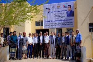 مساعدات إماراتية تنتشل شبوة من أعباء حرب الخدمات