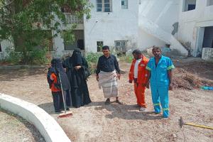 مؤسسة العُلا التنموية بأبين تنفذ حملة نظافة في ديوان المحافظة القديم بالتنسيق مع صندوق النظافة والتحسين