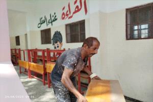 تواصل العمل في طلاء فصول مدرسة الإيمان بجعار