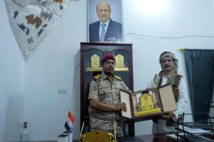 المقاومة الوطنية في الجوف تكرم قائد المنطقة العسكرية السادسة بدرع الوفاء