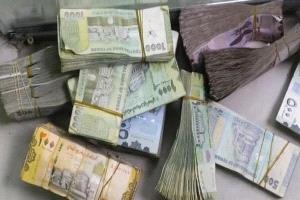 كيف أوقف البنك المركزي انهيار الريال اليمني؟ تفاصيل حملة كبرى أطاحت بالمضاربين