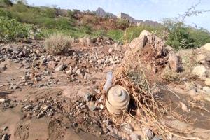 صور.. السيول تجرف ألغامًا وعبوات ناسفة زرعتها ميليشيا الحوثي جنوبي مأرب