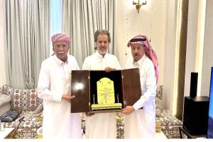 العميد ناصر عبدربه يتسلم ترس نادي عرفان تقديراً لدعمه الرياضي النوعي