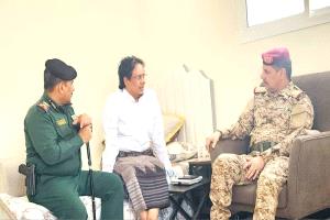 قائد محور عتق ومدير عام شرطة شبوة يطمئنان على صحة وكيل المحافظة الخليفي