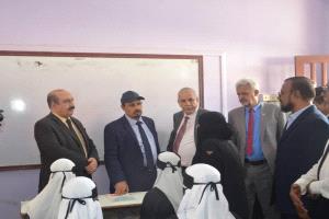 محافظ حضرموت يتفقّد مقاعد الدرس في أول حصة دراسية بمدارس المكلا إيذانًا ببدء العام الدراسي الجديد 2026/2025