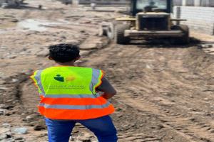 مؤسسة أولاد الصغير التنموية تواصل جهودها في فتح الطرقات ومساندة الأسر المتضررة بعدن