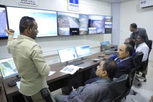 محافظ حضرموت يطلع على نشاط مركز الإنذار المبكر ومستوى الانجاز بمشروع سوق العسل المركزي بالوادي والصحراء