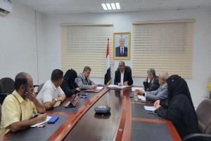 اللجنة التحضيرية لتأسيس جمعية حماية المستهلك تعقد اجتماعها الثالث في وزارة الصناعة بعدن