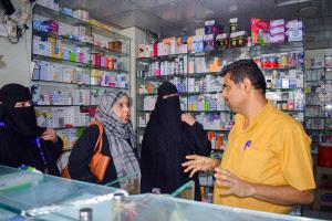عدن.. مكتب صحة صيرة ينفذ حملة ميدانية لضبط أسعار الأدوية في الصيدليات
