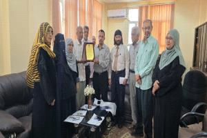 كلية العلوم الإدارية بعدن تكرّم الاستاذ / محمد عمر مكنون احد  أعضاء هيئة التدريس  المتميزين