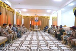 وزير الدفاع يشيد بجهود الاجهزة الأمنية والعسكرية بمحافظة المهرة