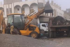 صندوق النظافة بردفان ينفذ حملة لرفع المخلفات من سوق القات بمدينة الحبيلين