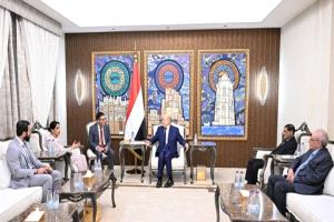 العليمي لبريطانيا: دعمنا الاقتصادي مفتاح النصر.. والعقوبات سلاح فعّال ضد الحوثيين