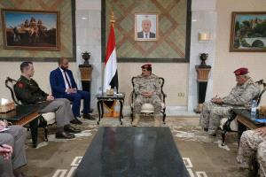 وزير الدفاع يبحث مع الملحق العسكري الأمريكي جهود مكافحة التهريب