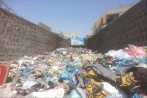 تعز تغرق في القمامة والسيول