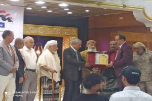 السلطات المحلية بلحج والقوى الوطنية بالعاصمة عدن تكرم المناضل عبدالله علوان الناخبي