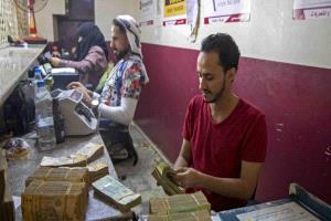 قلق في أسواق اليمن من تقلبات سعر الصرف