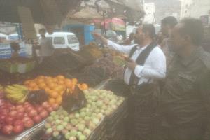 الصبيحي ينفذ نزولاً ميدانياً لمراقبة الأسعار بأسواق القلوعة ويتوعد المخالفين بإجراءات رادعة