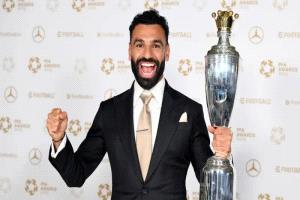 محمد صلاح يتوج بجائزة أفضل لاعب بالدوري الإنجليزي لعام 2025