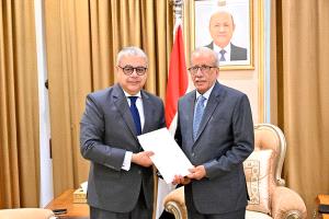 رئيس مجلس القيادة يتلقى دعوة من رئيس جمهورية مصر العربية لحضور افتتاح المتحف المصري الكبير