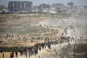 قاتل جديد في غزة.. انقلاب شاحنة مساعدات يودي بحياة 20