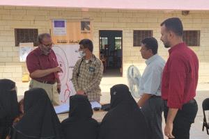 مدير عام مكتب الصحة والسكان بمحافظة أبين يقوم بنزول إشرافي على عربة الإنقاذ الطبية المتنقلة في خنفر