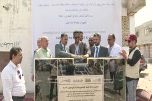 الأمين العام لمحلي حضرموت يضع حجر الأساس لإعادة تأهيل المختبر والمركز البيطري بالمكلا